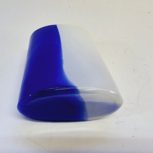 Elegant glasvas från Mats Jonasson – Modern konst från Målerås Glasbruk