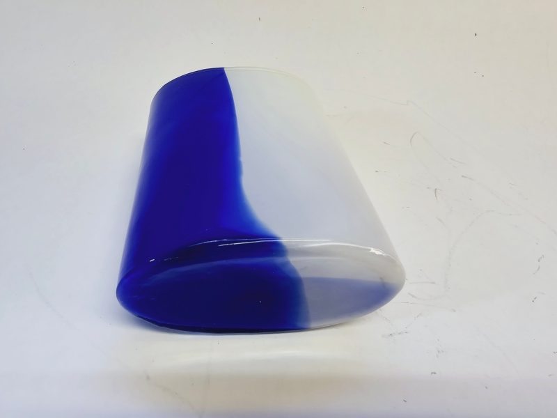 Elegant glasvas från Mats Jonasson – Modern konst från Målerås Glasbruk