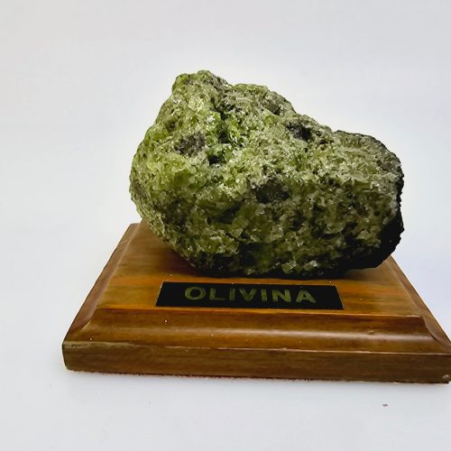 Olivina-sten på träbas – Naturlig och unik dekoration