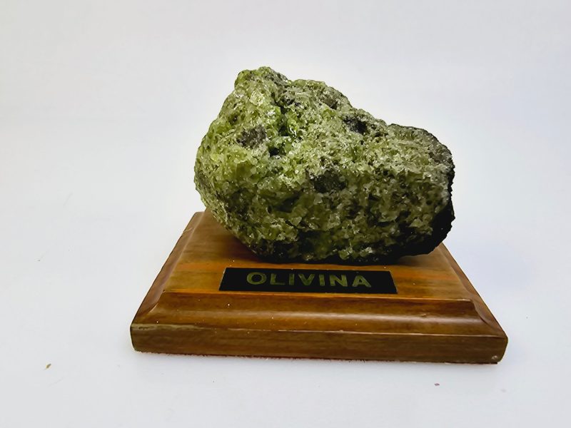 Olivina-sten på träbas – Naturlig och unik dekoration