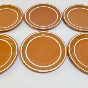 Set med 6 tallrikar från Klippan Keramik – Retro klassiker i jordnära toner