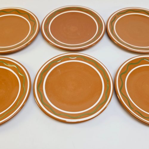Set med 6 tallrikar från Klippan Keramik – Retro klassiker i jordnära toner