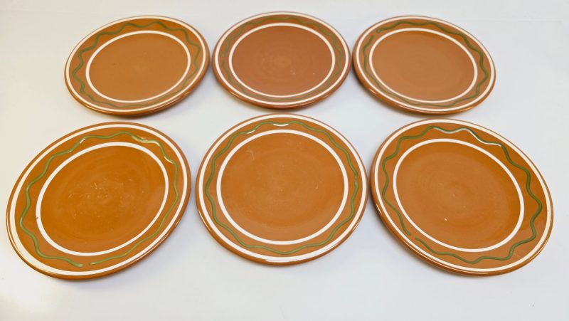Set med 6 tallrikar från Klippan Keramik – Retro klassiker i jordnära toner
