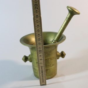 MORTEL I MÄSSING med stöt, märkt "5"; 18/1900-tal