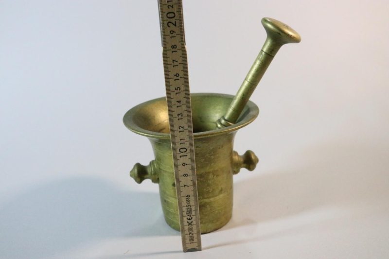 MORTEL I MÄSSING med stöt, märkt "5"; 18/1900-tal