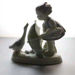 Figurin, flicka med paraply och gås märkt: hand painted 1839, under glaze 10