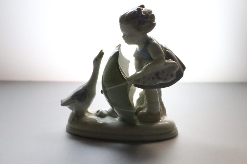 Figurin, flicka med paraply och gås märkt: hand painted 1839, under glaze 10