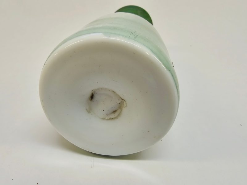 Handmålad Mjölkglasvas – 21 cm, Elegant och Unik