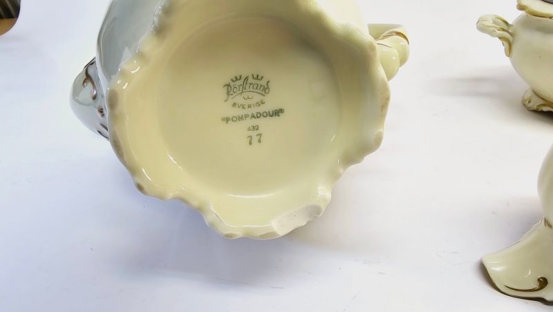 Elegans från Rörstrand: Antikt "Pompadour"-kaffeset i porslin