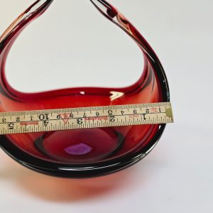 Rubinröd glasskål – Elegans och modern design i perfekt harmoni
