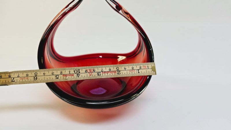 Rubinröd glasskål – Elegans och modern design i perfekt harmoni