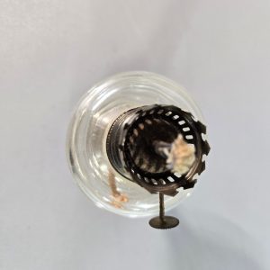 Liten fotogenlampa med metallfot. MÅTT: 16cm