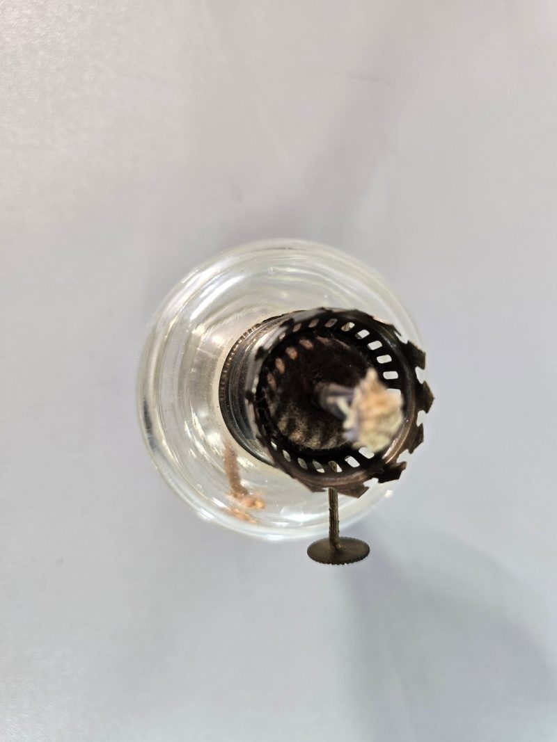 Liten fotogenlampa med metallfot. MÅTT: 16cm