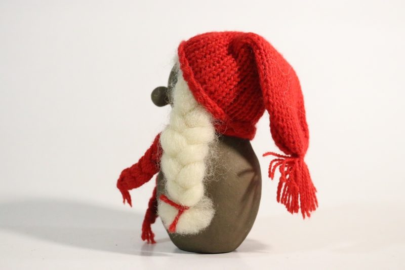Charmig handgjord tomte från Jette Nissen, Danmark – 11,5 cm hög
