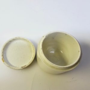 Antik behållare med lock och detaljerad design