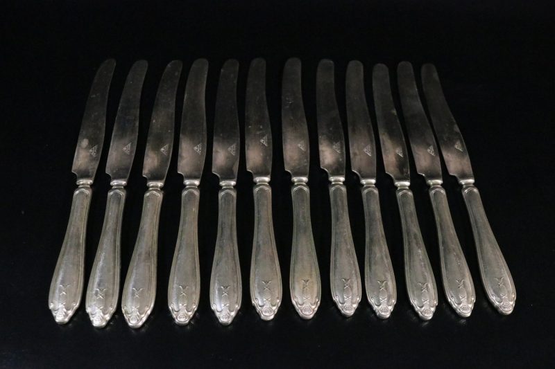 Antika Nysilverknivar – Stilfull Elegans för Ditt Matbord