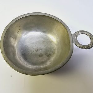 Antik tennkåsa – Tidlöst hantverk från 1800/1900-talet, Ø12 cm