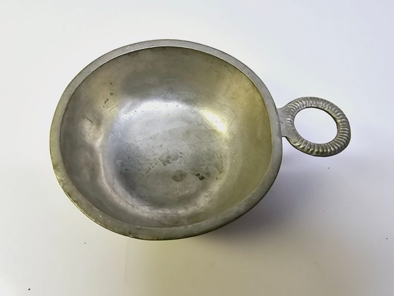 Antik tennkåsa – Tidlöst hantverk från 1800/1900-talet, Ø12 cm