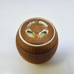 Elegant kinesisk porslinsburk med rottingflätad design – ett tidlöst hantverk!