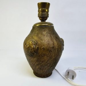 Unik bordslampa i bronsliknande design med figural relief - 25 cm