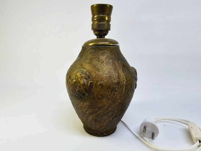 Unik bordslampa i bronsliknande design med figural relief - 25 cm