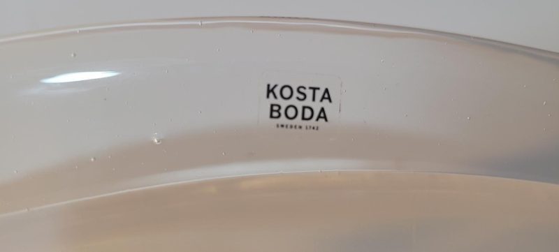 Kosta Boda fat ”Contrast”?, troligen av Anna Ehrner. D=37cm