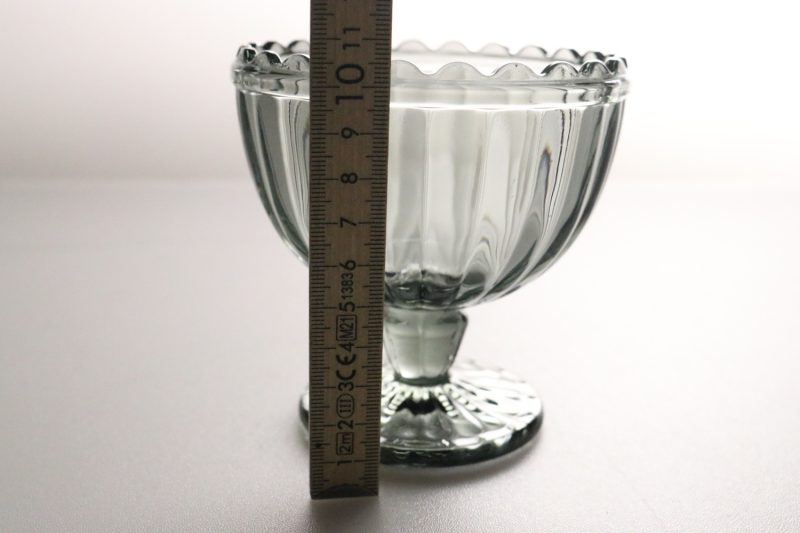 Skål på fot, glas, rökfärgat glas