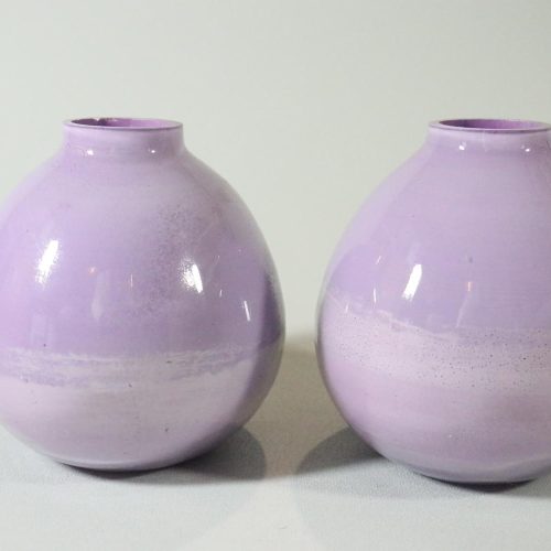 Ett par blomvaser i glas, lila