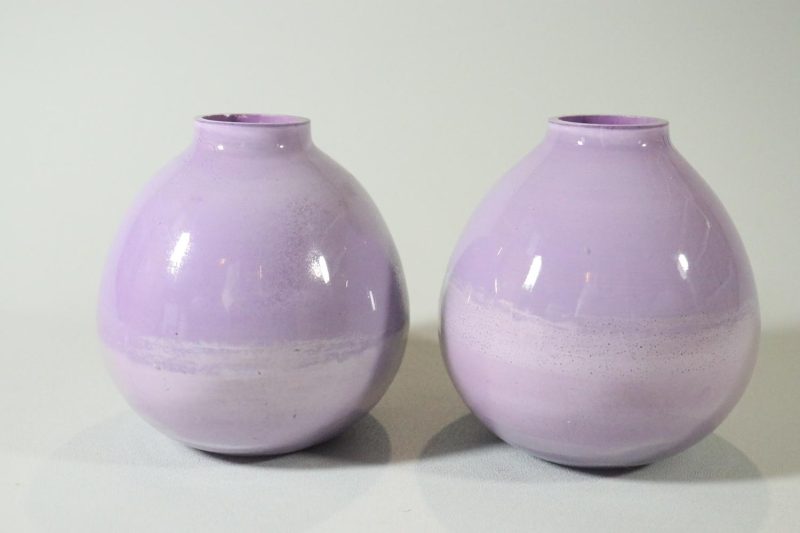 Ett par blomvaser i glas, lila
