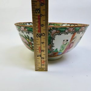 Antik kinesisk skål i klassisk Rose Medallion-stil