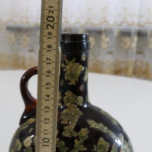 Flaska i rött glas med orientalisk dekor, 1800-tal