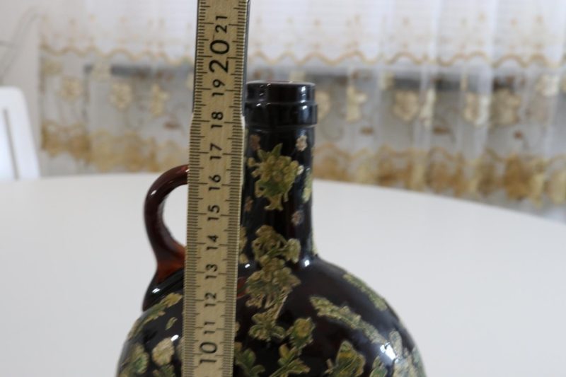Flaska i rött glas med orientalisk dekor, 1800-tal