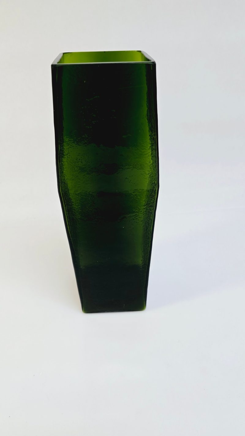 Grön Retrovas i Glas – Stilren och Unik Design