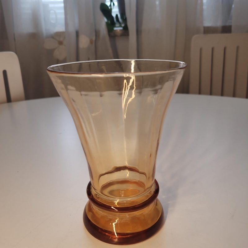 Vas nyans, mellan orange och kopparrosa