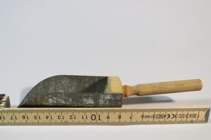 Skoffa (speceri), av plåt, med gavel och handtag av trä