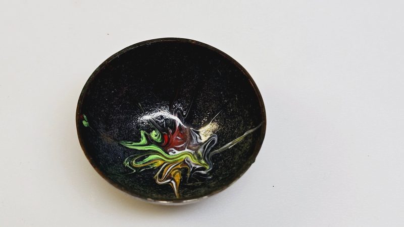 Unikt handgjort miniatyr skål i metall – charmig detalj för hemmet