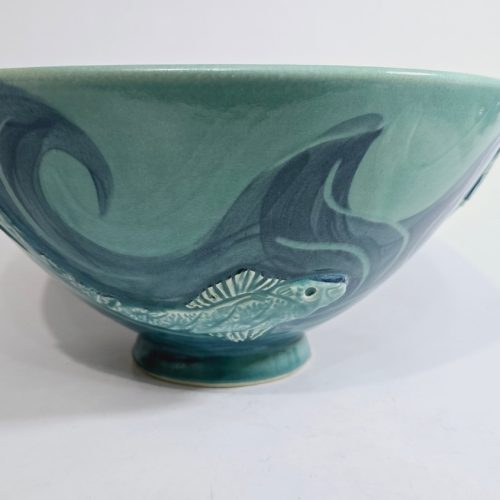 Handgjord Salladsskål från Moon and Peepers Pottery – Dekorerad i Fiskmotiv