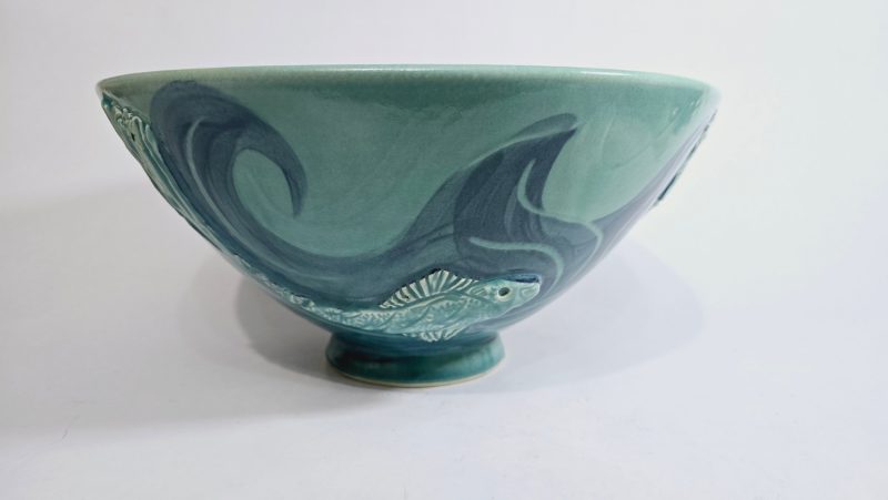 Handgjord Salladsskål från Moon and Peepers Pottery – Dekorerad i Fiskmotiv