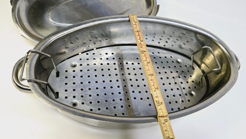 Elegant rostfri ugnsgryta med perforerad insats - 42 cm