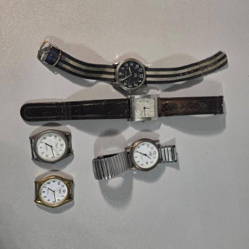Armbandsur, parti  reservdelsobjekt bl.a Mercedes-Benz och Casio