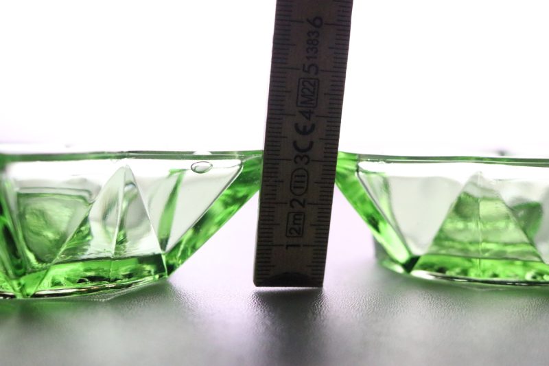 Stilrena gröna ljusstakar i geometrisk design – 2 st