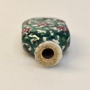 Charmig liten kinesisk flaska i porslin med handmålat motiv