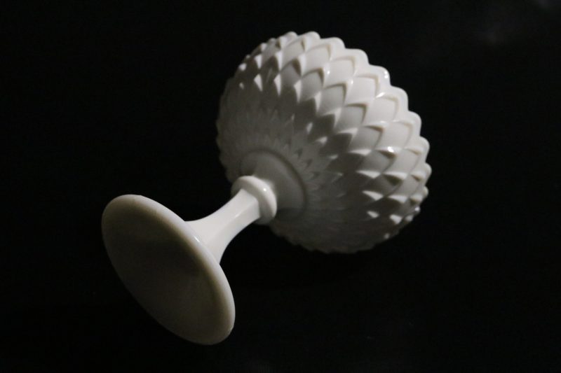 Elegant Vit Milkglass-skål på Fot – Perfekt för Samling eller Dekoration
