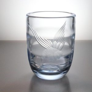 Vas i blåtonat glas, graverad med en fågel, troligen Hovmantorp nya glasbruk