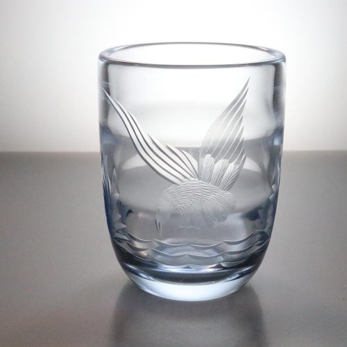 Vas i blåtonat glas, graverad med en fågel, troligen Hovmantorp nya glasbruk