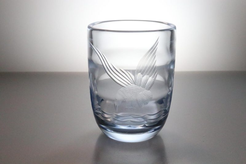 Vas i blåtonat glas, graverad med en fågel, troligen Hovmantorp nya glasbruk