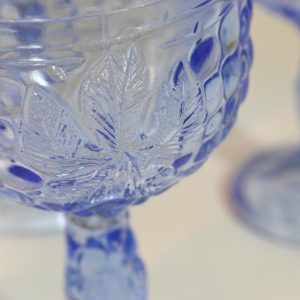5st glas på fot, blå tonat glas med löv dekor, H=13cm D=6,5cm