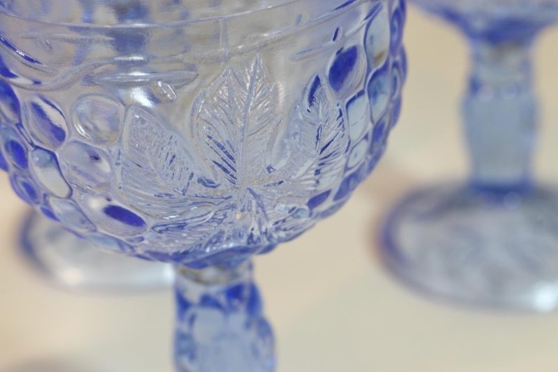5st glas på fot, blå tonat glas med löv dekor, H=13cm D=6,5cm