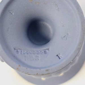 Klassisk Wedgwood Jasperware-vas i blått och vitt – ca 9 cm hög