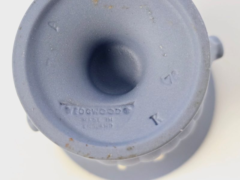 Klassisk Wedgwood Jasperware-vas i blått och vitt – ca 9 cm hög